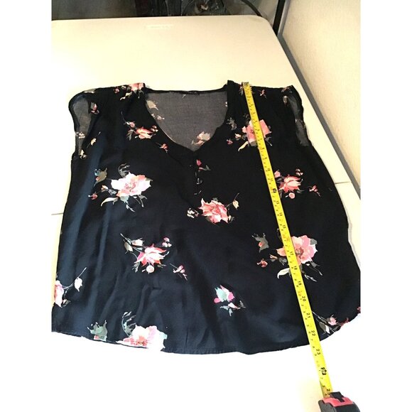 ABERCROMBIE & FITCH WOMENS BLACK FLORAL SHORT SLEEVE LIGHT WEIGHT TOP SIZE SMALL - Picture 5 of 5